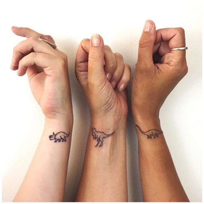 tatuajes minimalistas de dinosaurios 