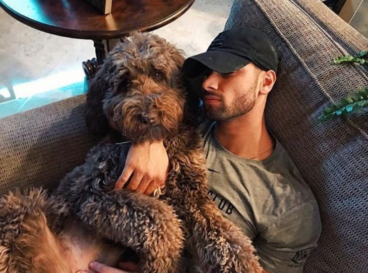 perrito y su humano durmiendo juntos 