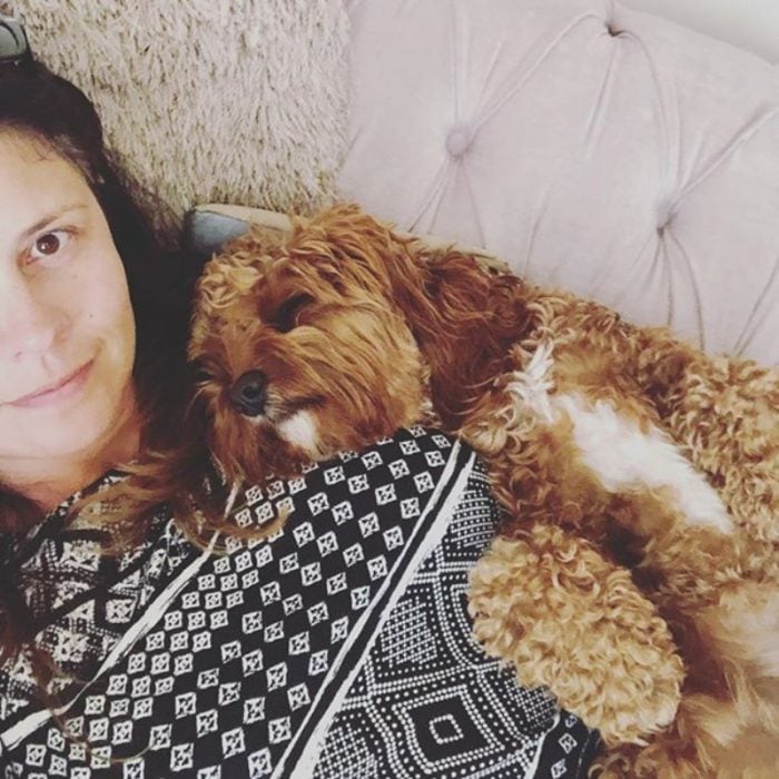 mujer y su perro tomando la siesta 