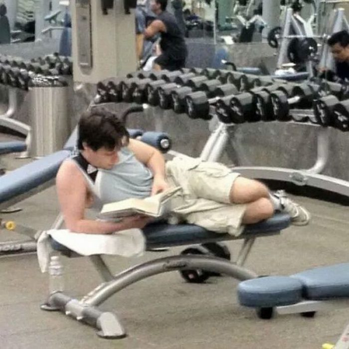 hombre leyendo en el gimnasio 