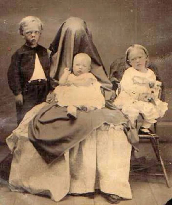 En las fotos infantiles victorianas el adulto se cubría con una manta 