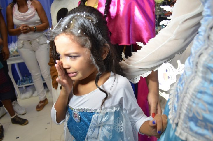 niña llorando por su pastel 