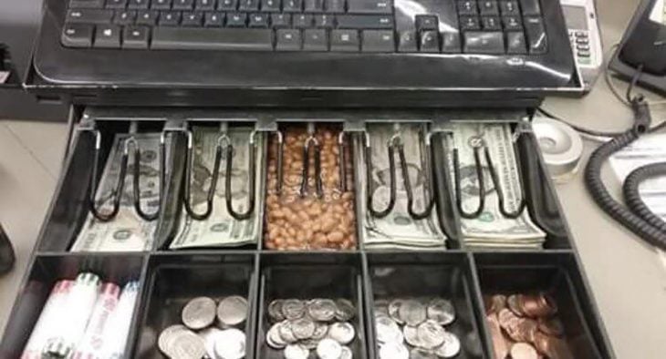 frijoles en una caja de dinero 