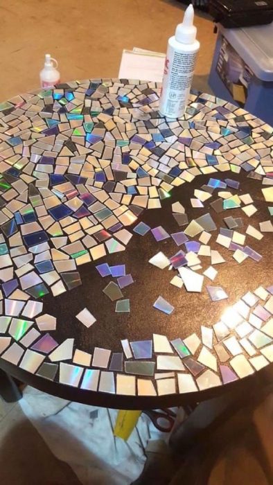 discos viejos para hacer un mosaico en la mesa