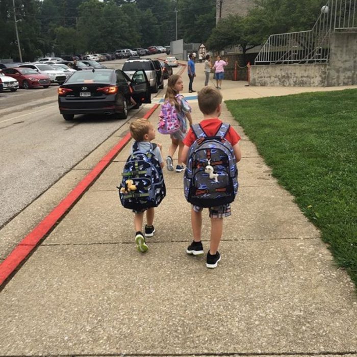 niños llendo a al escuela 