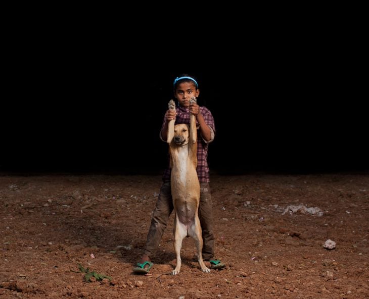 niña de bangladesh con su perrito 
