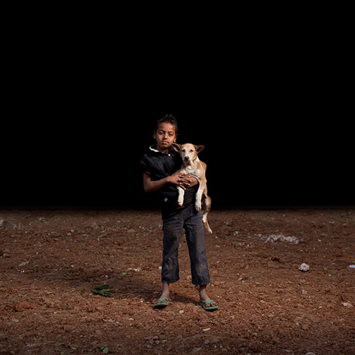 niño de bangladesh cargando a su masctoa 