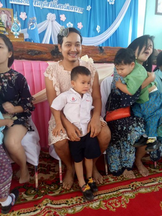 papá soltero con vestido sonriendo 