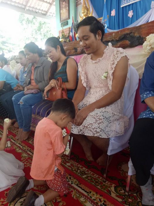 hombre con vestido en el festival de la madre 