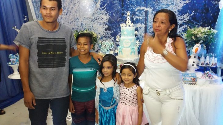 familia de una cumpleañera vestida de frozen 