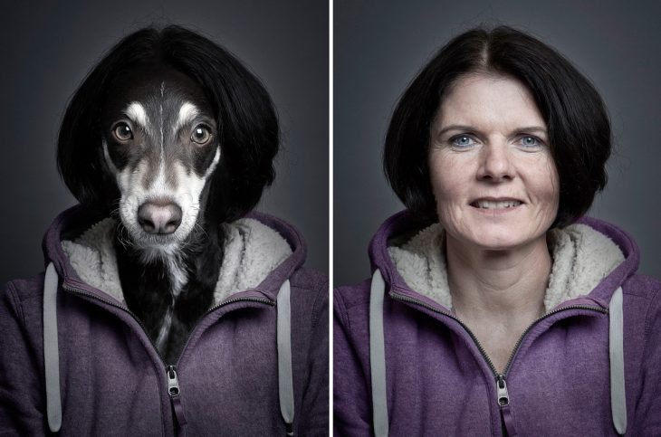 señora con sudadera morada y su perro vestido igual que ella 