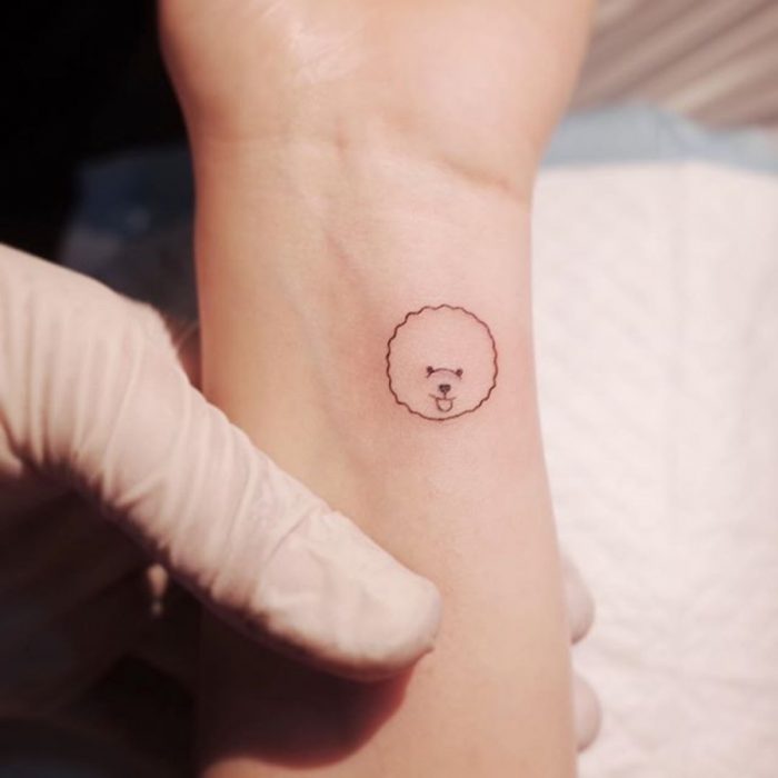 tatuaje minimalista de perro 