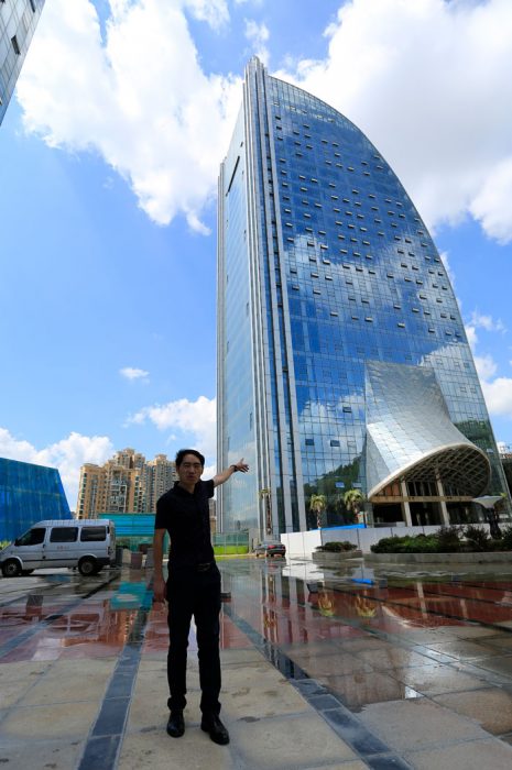 hombre junto a un edificio cool 