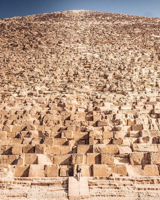 Pirámide de Giza contrastada con una persona