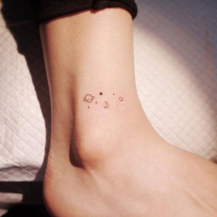 tatuaje mini de planetas 