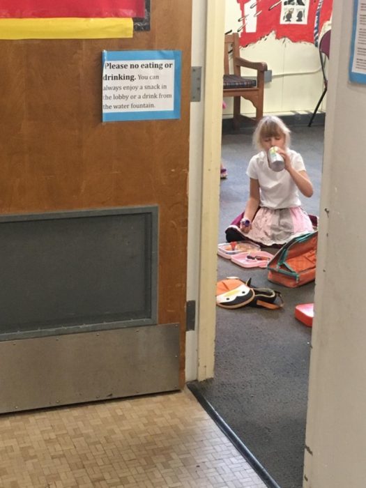 niña comiendo en lugar prohibido 