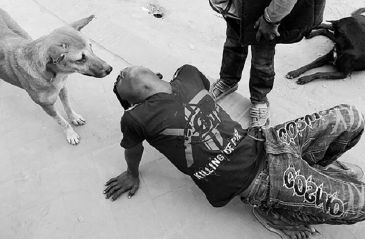 niño volteando a ver a su perro 