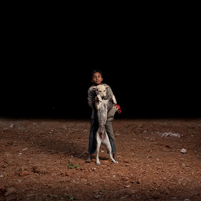 niño de la cale con perrito de la calle 