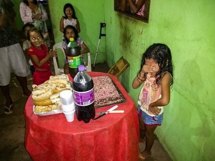 niña llorando con su humilde pastel 