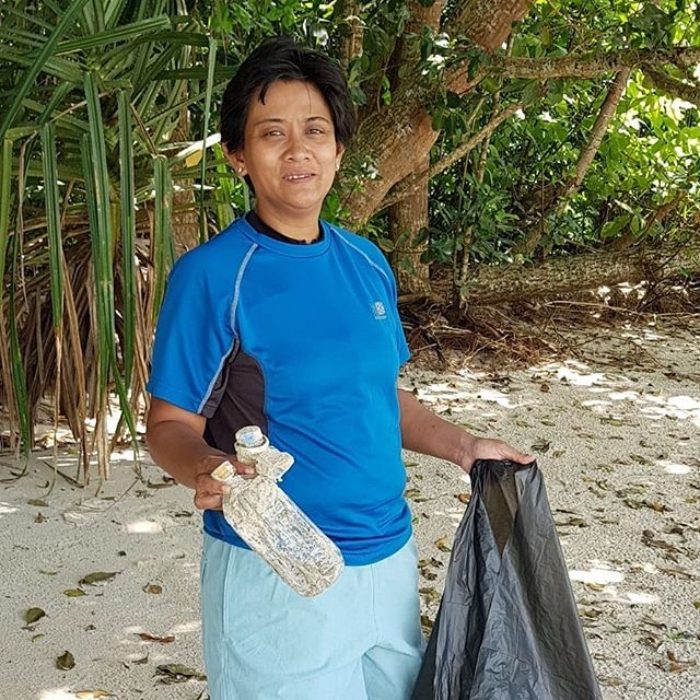 princesa con basura en la mano 