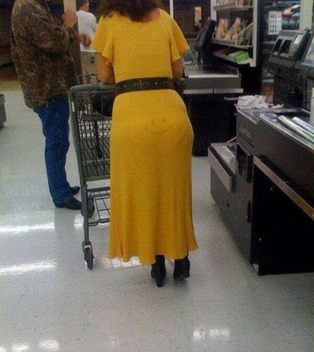 señora con vestido amarillo lleva calzones sonrientes 