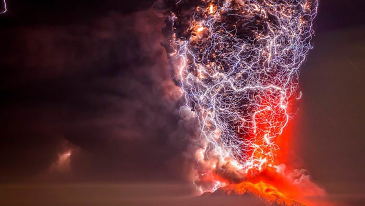 tormenta y erupción volcánica 