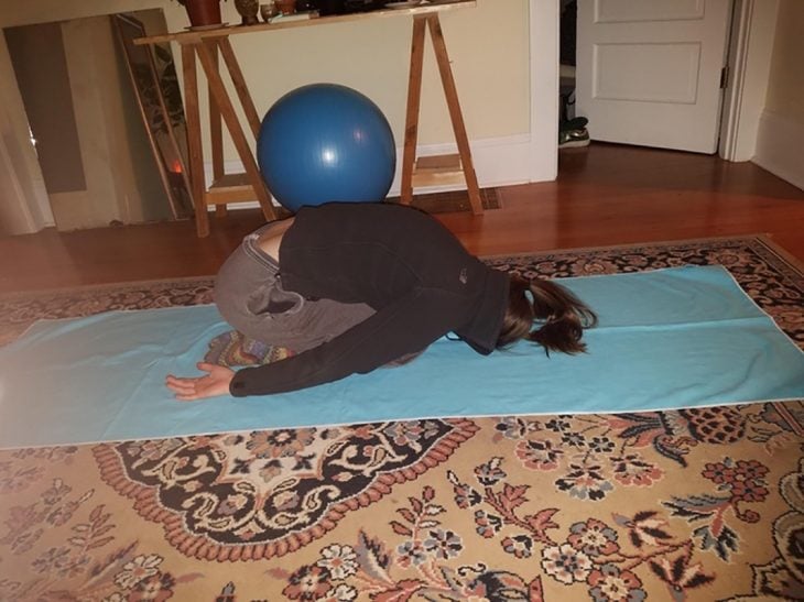 hace yoga y se queda dormida 