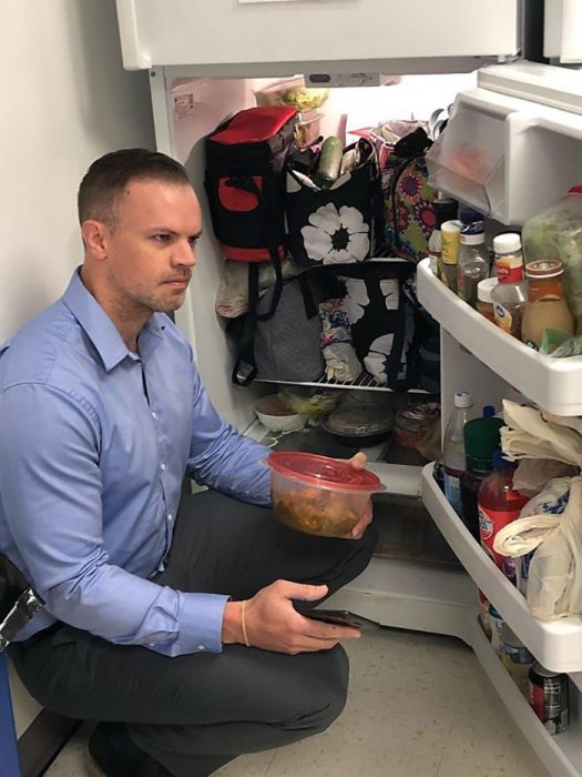 hombre en refrigerador 