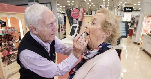 Cover Su esposa quedó ciega y él decidió aprender maquillaje para hacerla feliz