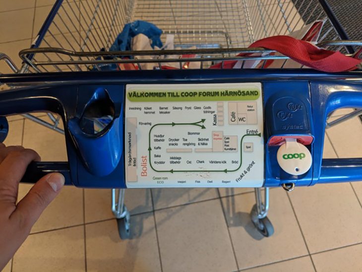 carrito de mercado con un mapa 