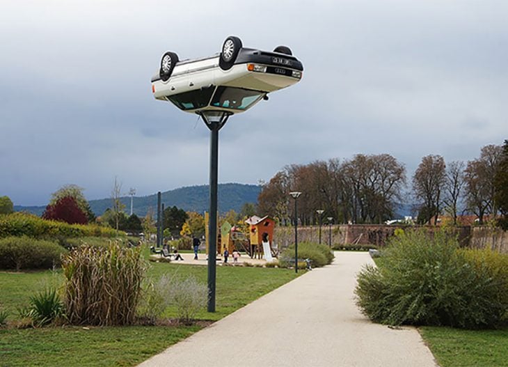 El coche en la farola