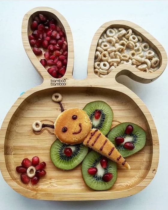 Pancakes con frutas en forma de mariposa