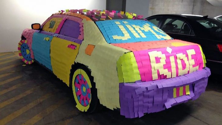 coche lleno de post its 