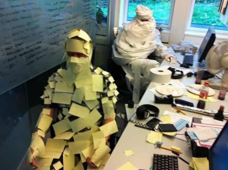 hombre con post its en oficina