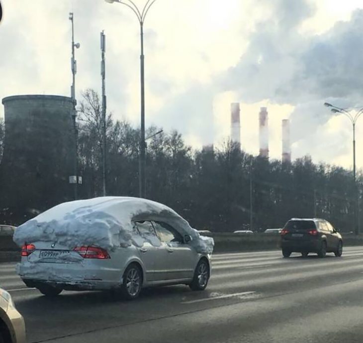 carro lleno de nieve