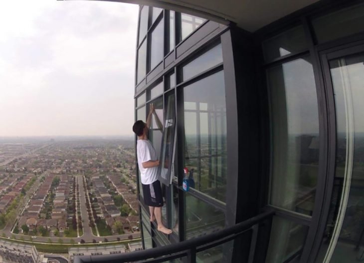 hombre en ventana de edificio