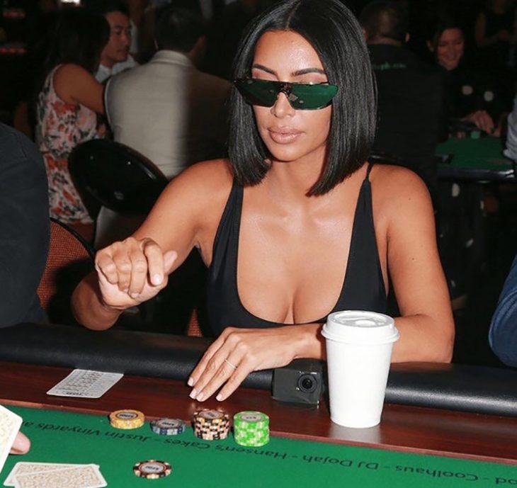 Kim Kardashian jugando poker con lentes reflejantes