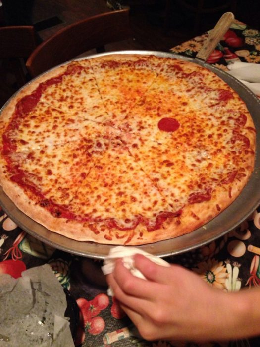 pizza con un peperoni 