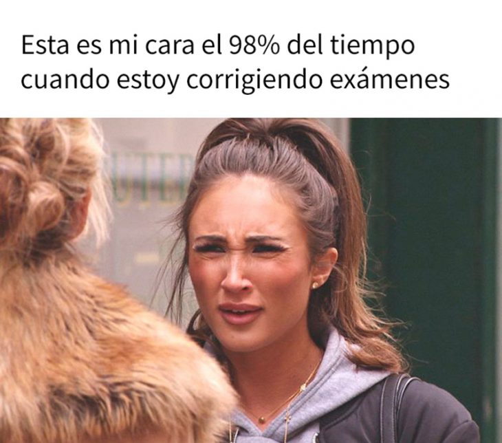 meme de maestra revisando los exámenes 