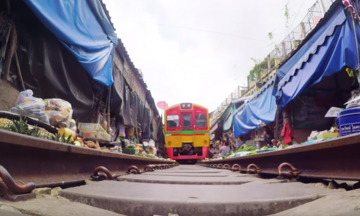 mercado con tren