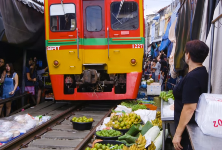 mercado con tren