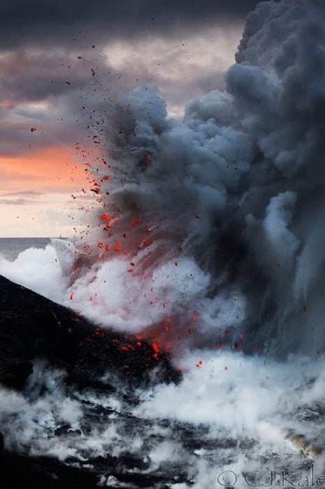 Choque entre las olas y una erupción volcánica