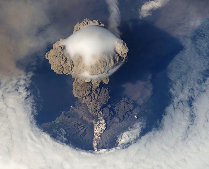 Volcán en erupción
