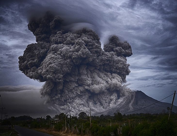 Nubes de cenizas se funden con el cielo