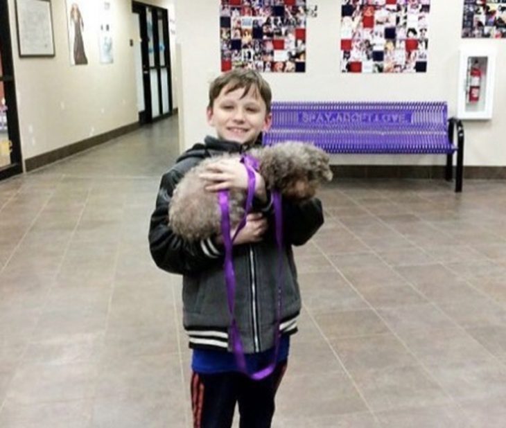 niño feliz con su perro de la calle 