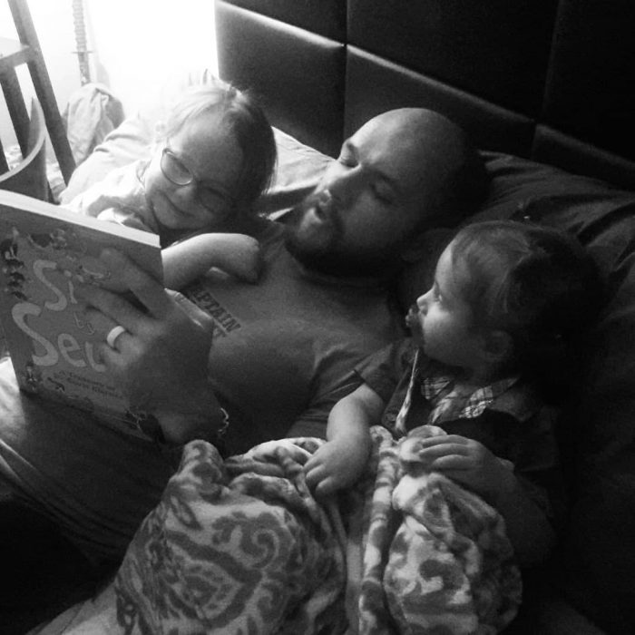 papá leyendo a sus hijos 