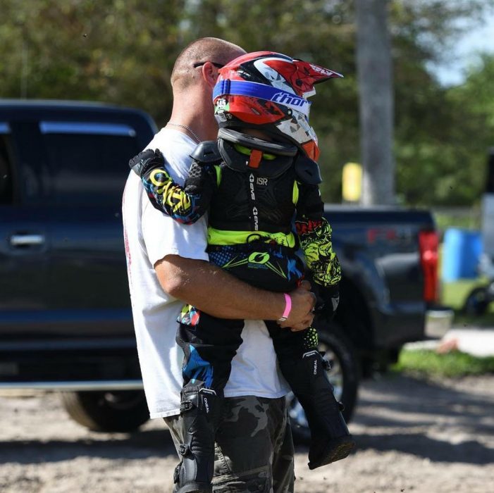 padre y pequeño hijo motociclista 
