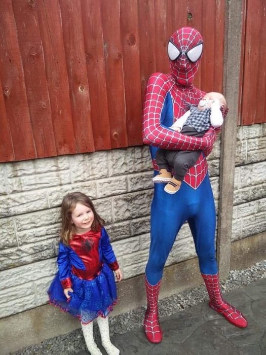 padre e hija vestidos de spiderman 