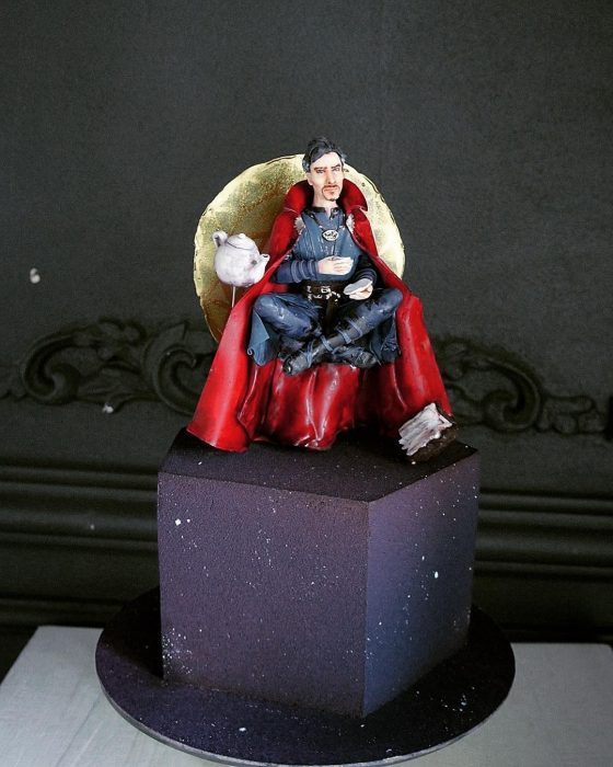 pastel de Dr. Strange tomándose un tecito