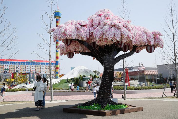 árbol de cerezos hecho de legos